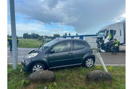 Flinke schade na ongeval tussen personenauto en vrachtwagen op Schiphol-Rijk