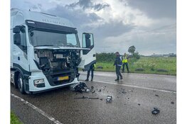 Flinke schade na ongeval tussen personenauto en vrachtwagen op Schiphol-Rijk