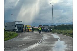 Flinke schade na ongeval tussen personenauto en vrachtwagen op Schiphol-Rijk