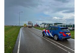 Flinke schade na ongeval tussen personenauto en vrachtwagen op Schiphol-Rijk
