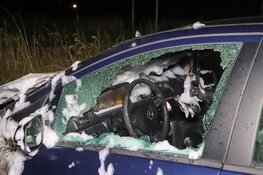 Auto gaat volledig in vlammen op bij nachtelijke autobrand in Nieuw Vennep