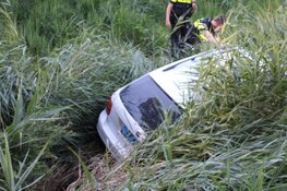 Taxichauffeur verliest macht over het stuur en belandt in water