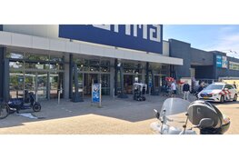 Scooter vliegt in brand op terrein van Gamma in Hoofddorp