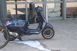 Scooter vliegt in brand op terrein van Gamma in Hoofddorp