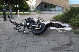 Scooter gaat volledig in vlammen op bij brand in Hoofddorp