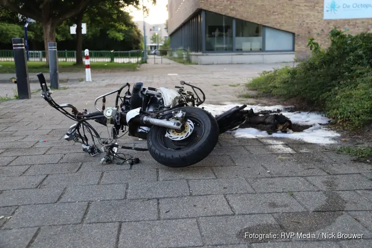 Scooter gaat volledig in vlammen op bij brand in Hoofddorp