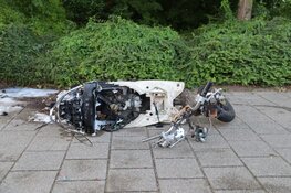 Scooter gaat volledig in vlammen op bij brand in Hoofddorp