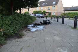 Scooter gaat volledig in vlammen op bij brand in Hoofddorp