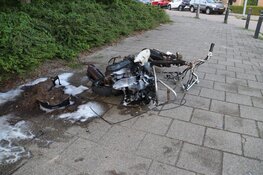 Scooter gaat volledig in vlammen op bij brand in Hoofddorp