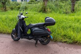 Scooter krijgt stopteken. Verdachte probeert via sloot te vluchten