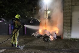 Gevel zwartgeblakerd door afvalbrand in Hoofddorp