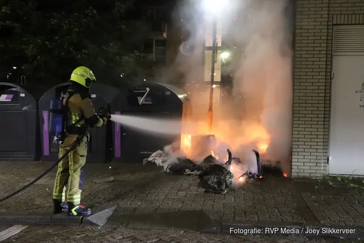 Gevel zwartgeblakerd door afvalbrand in Hoofddorp