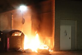 Gevel zwartgeblakerd door afvalbrand in Hoofddorp