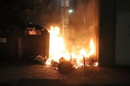 Gevel zwartgeblakerd door afvalbrand in Hoofddorp