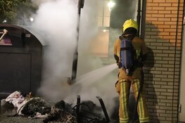 Gevel zwartgeblakerd door afvalbrand in Hoofddorp