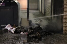 Gevel zwartgeblakerd door afvalbrand in Hoofddorp