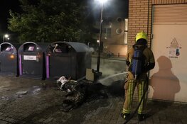 Gevel zwartgeblakerd door afvalbrand in Hoofddorp