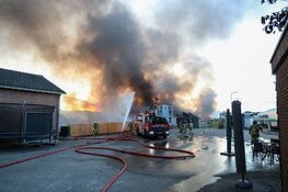 Flinke rookwolken boven Aalsmeer na grote brand in caravanopslag
