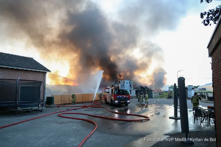 Flinke rookwolken boven Aalsmeer na grote brand in caravanopslag