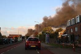 Flinke rookwolken boven Aalsmeer na grote brand in caravanopslag