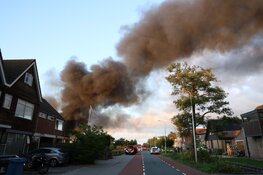 Flinke rookwolken boven Aalsmeer na grote brand in caravanopslag