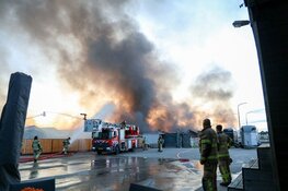 Flinke rookwolken boven Aalsmeer na grote brand in caravanopslag