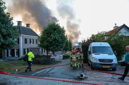 Flinke rookwolken boven Aalsmeer na grote brand in caravanopslag