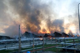 Flinke rookwolken boven Aalsmeer na grote brand in caravanopslag