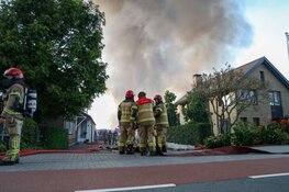 Flinke rookwolken boven Aalsmeer na grote brand in caravanopslag