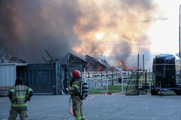 Flinke rookwolken boven Aalsmeer na grote brand in caravanopslag