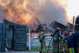 Flinke rookwolken boven Aalsmeer na grote brand in caravanopslag