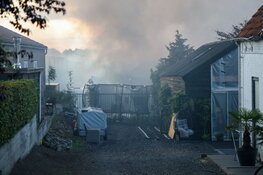 Flinke rookwolken boven Aalsmeer na grote brand in caravanopslag