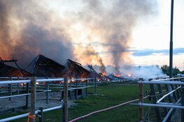 Flinke rookwolken boven Aalsmeer na grote brand in caravanopslag