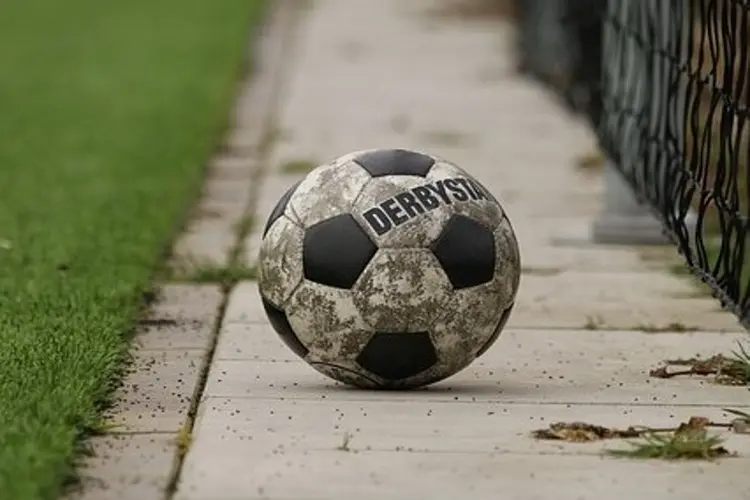 Promovendus SV Hoofddorp wint bij HBC