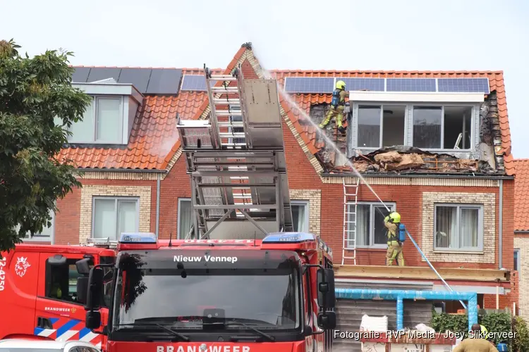 Brand in dak van woning overgeslagen naar meerdere woningen in Hoofddorp