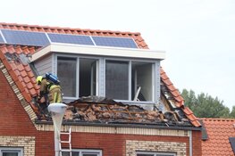 Brand in dak van woning overgeslagen naar meerdere woningen in Hoofddorp