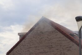 Brand in dak van woning overgeslagen naar meerdere woningen in Hoofddorp