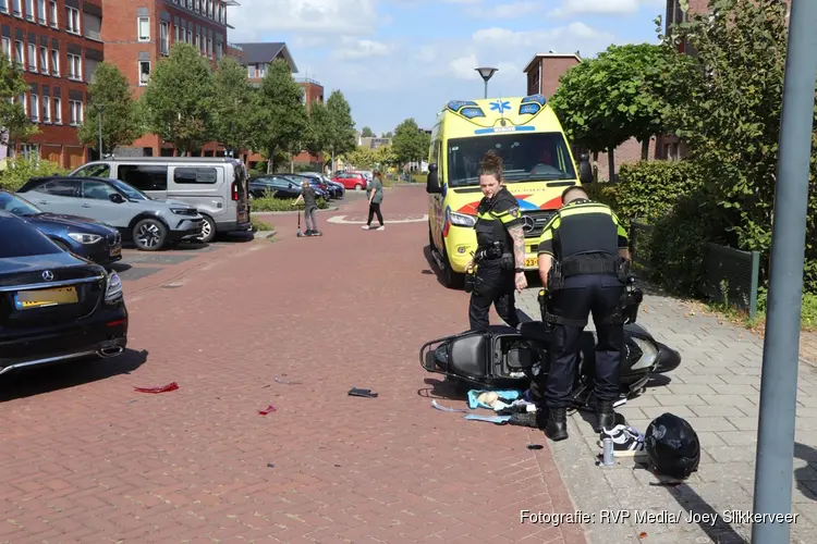 Scooter in botsing met auto in Hoofddorp