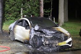 Auto gaat volledig in vlammen op in Hoofddorp