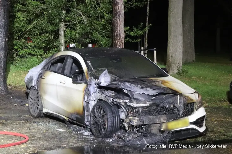 Auto gaat volledig in vlammen op in Hoofddorp