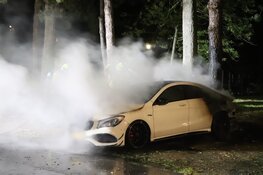 Auto gaat volledig in vlammen op in Hoofddorp
