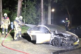 Auto gaat volledig in vlammen op in Hoofddorp