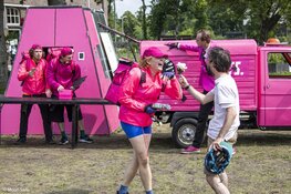 Spektakeltheater over flitsbezorgers tijdens familiefestival Grazende Zwaan in Nieuw Vennep