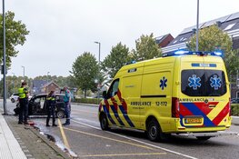 Omstanders trekken bestuurder uit brandende auto na ongeval in Hoofddorp