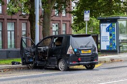 Omstanders trekken bestuurder uit brandende auto na ongeval in Hoofddorp