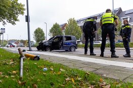 Omstanders trekken bestuurder uit brandende auto na ongeval in Hoofddorp