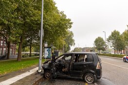Omstanders trekken bestuurder uit brandende auto na ongeval in Hoofddorp