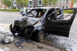 Omstanders trekken bestuurder uit brandende auto na ongeval in Hoofddorp