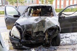 Omstanders trekken bestuurder uit brandende auto na ongeval in Hoofddorp