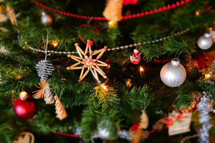 Hoe je een levendige kerstsfeer op je werk kunt creëren